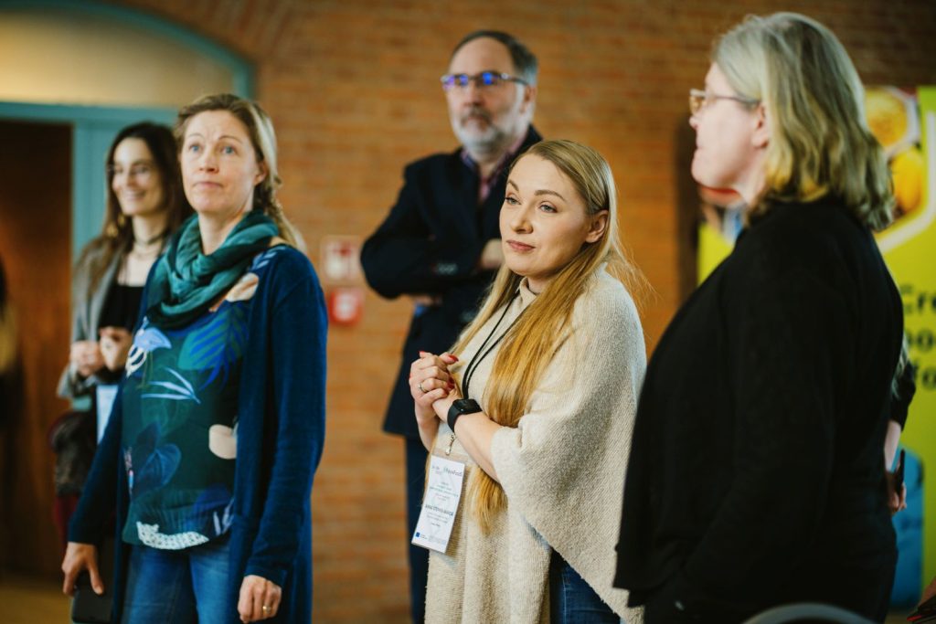 Uczestnicy wydarzenia Living Labs słuchający wystąpienia w przestrzeni konferencyjnej PAN.