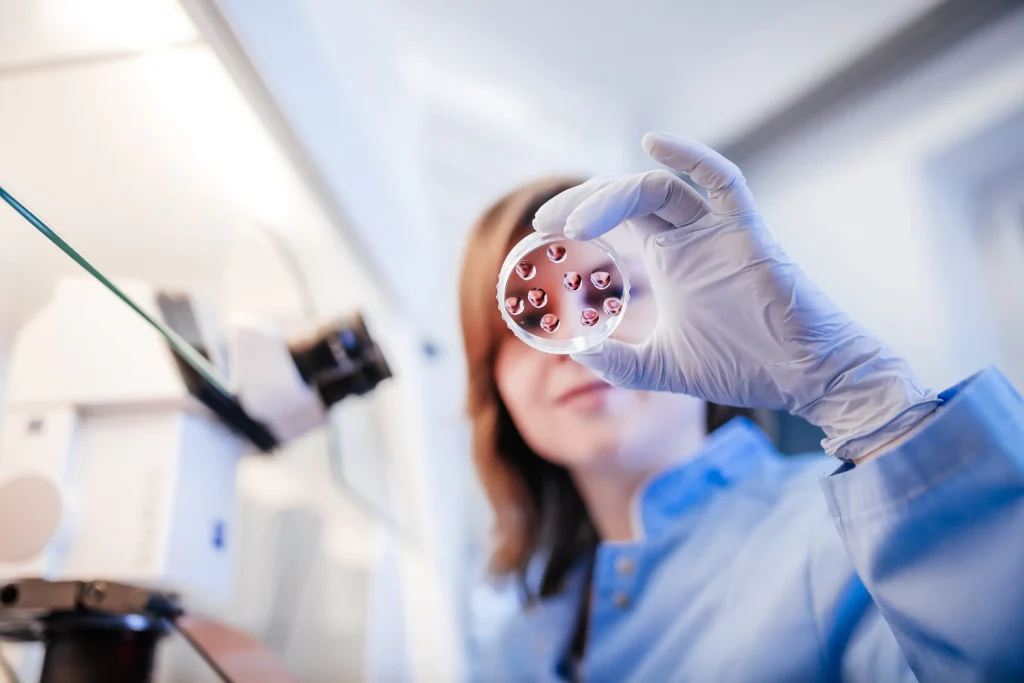 Badaczka analizująca próbkę w laboratorium