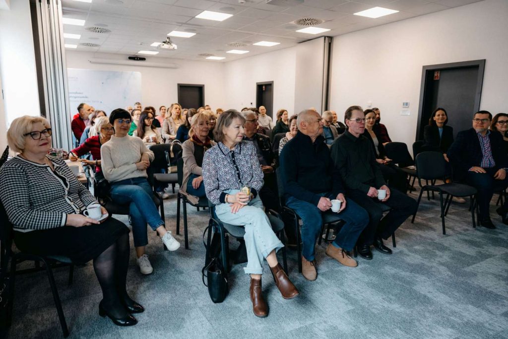 Uczestnicy seminarium naukowego InLife PAN słuchający prelekcji w wypełnionej sali.