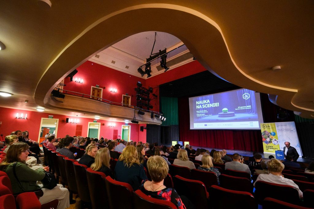 Spotkanie edukacyjne z naukowcami InLife na scenie podczas panelu dyskusyjnego o zdrowiu i diecie.
