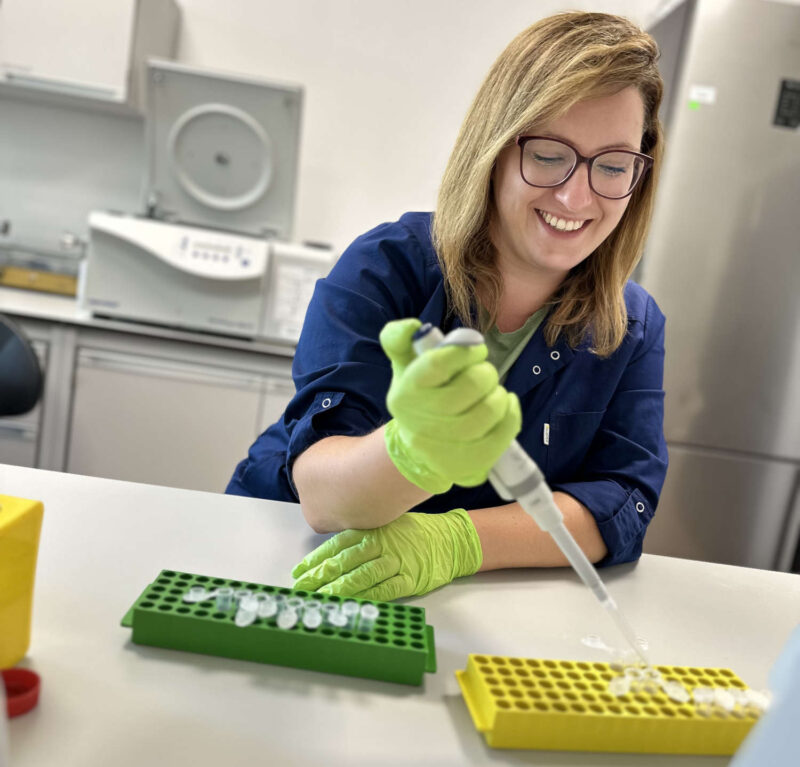 dr Anna Kononiuk przy pracy w laboratorium
