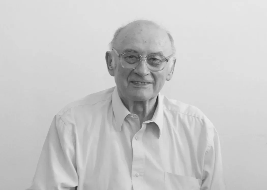 Czarno-białe zdjęcie prof. Jerzego Strzeżka