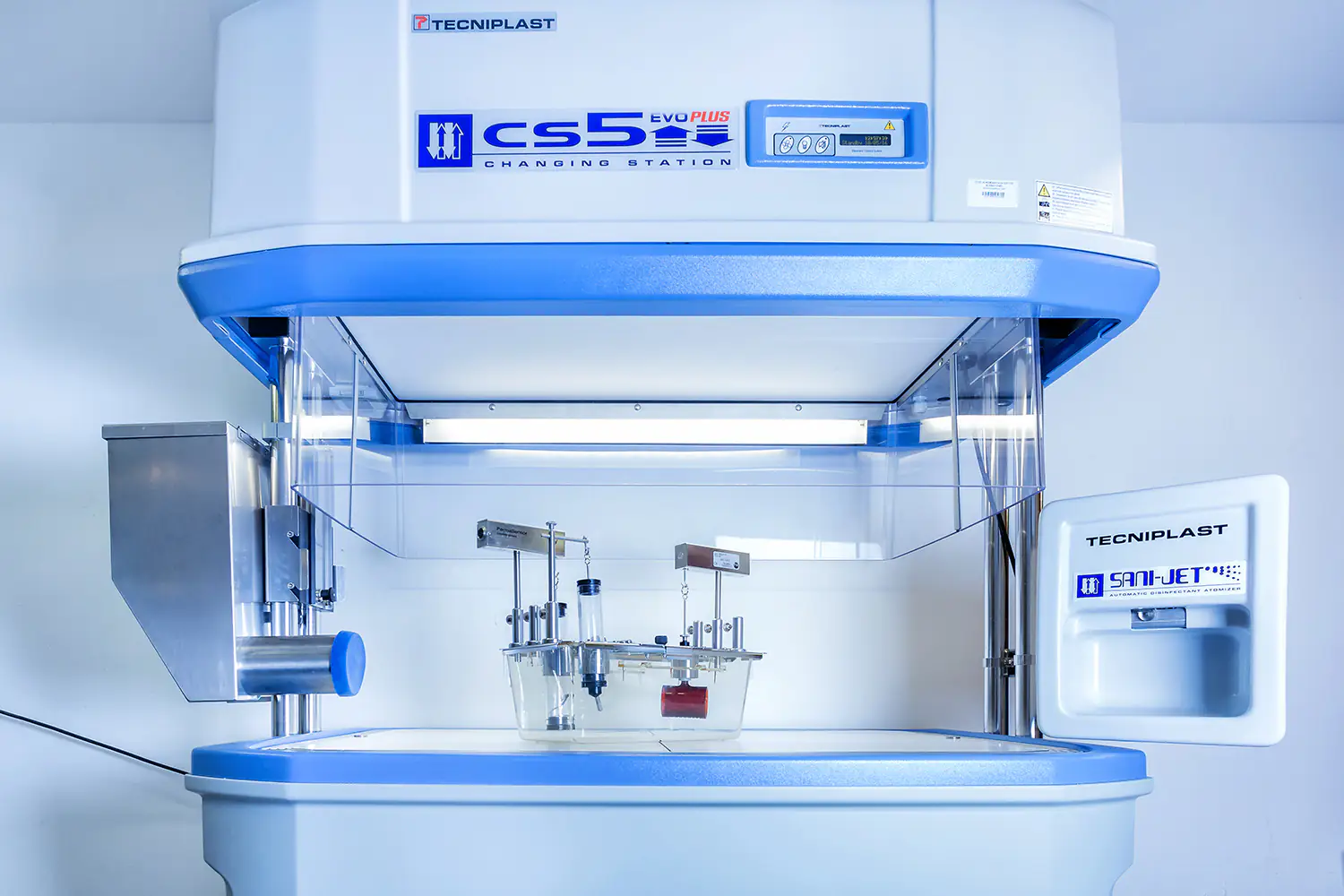 Zautomatyzowana stacja wymiany klatek Tecniplast CS5 w zwierzętarni.