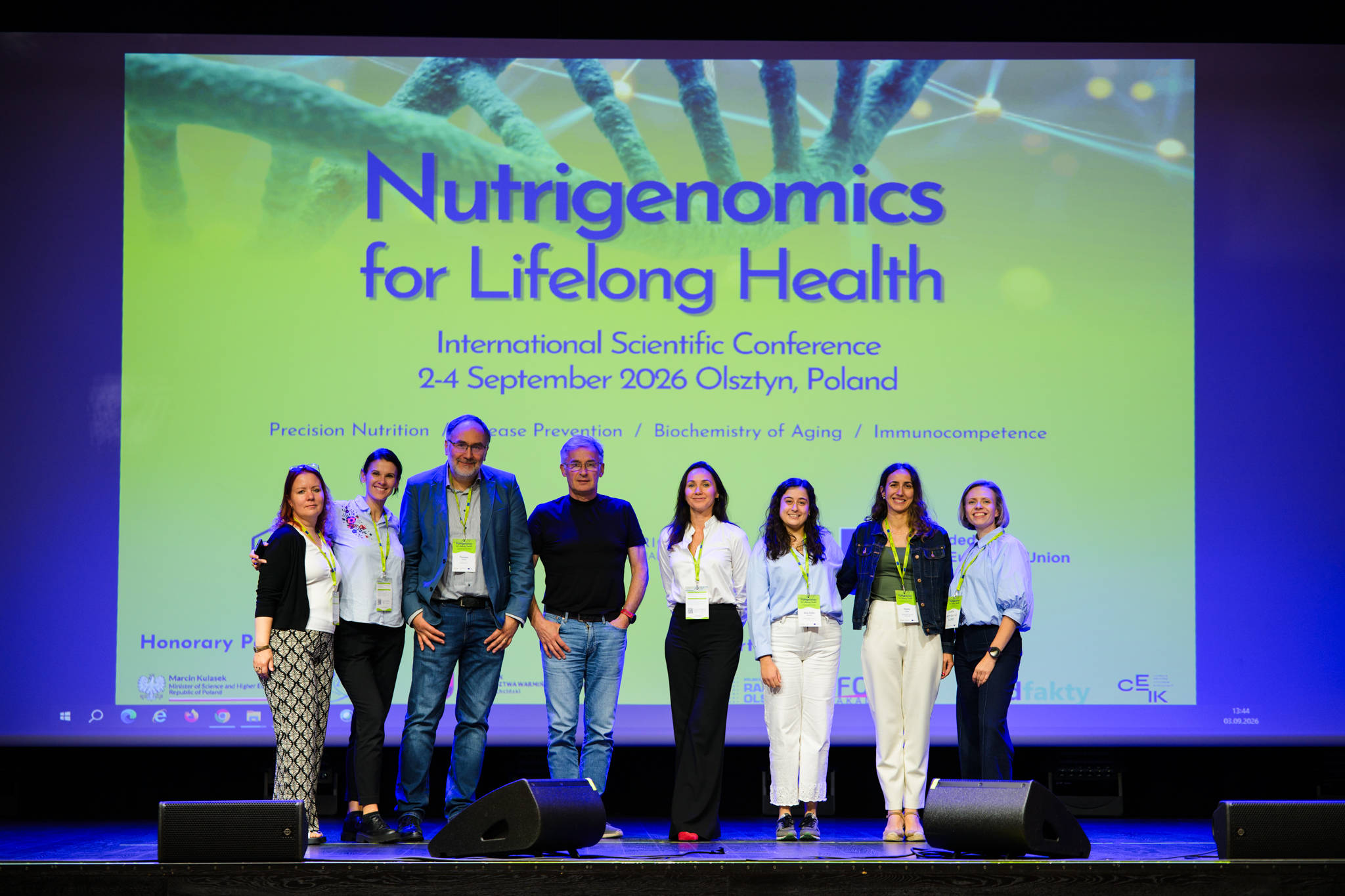 Uczestnicy konferencji Nutrigenomics for Lifelong Health na scenie w Olsztynie (2-4 września 2026 r.).
