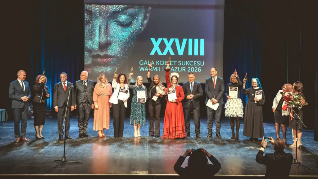Pamiątkowe zdjęcie laureatów i organizatorów na scenie podczas XXVIII Gali Kobiety Sukcesu.