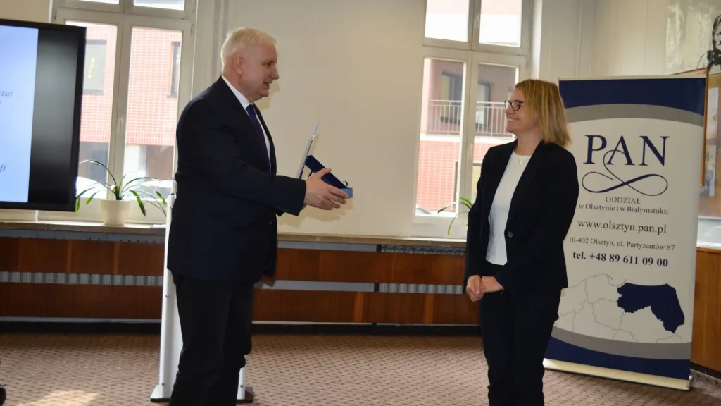 Moment wręczenia Nagrody Naukowej PAN prof. Marioli Dietrich przez przedstawiciela instytutu.